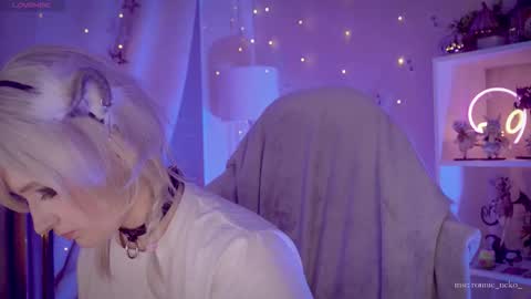 Snapshot of vronnier chatting on October 19, 7:40 pm vronnier online show from October 19, 7:40 pm