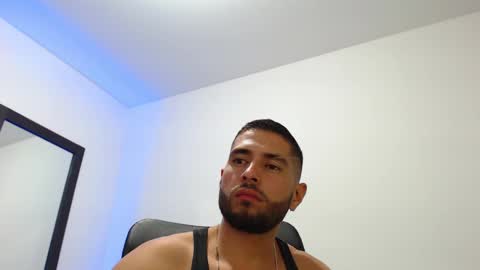 Snapshot of walter_brownn01 chatting on January 19, 2:25 am WALTER BROWN  online show from January 19, 2:25 am