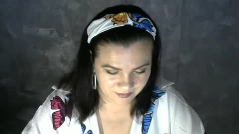 white__queen_ online show from July 2, 6:18 am