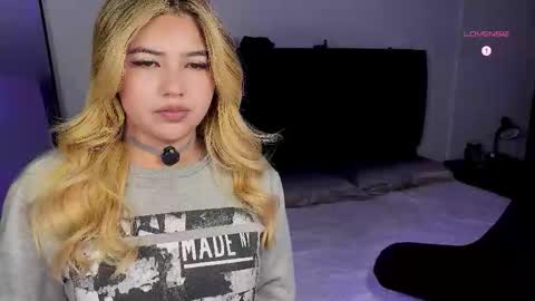 Snapshot of whites_emma chatting on September 29, 2:32 am EMMA online show from September 29, 2:32 am