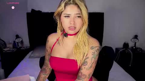 Snapshot of whites_emma chatting on October 10, 2:28 am EMMA online show from October 10, 2:28 am