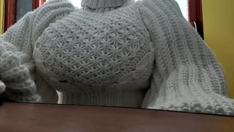 Snapshot of whitesweater chatting on October 29, 8:05 am whitesweater online show from October 29, 8:05 am