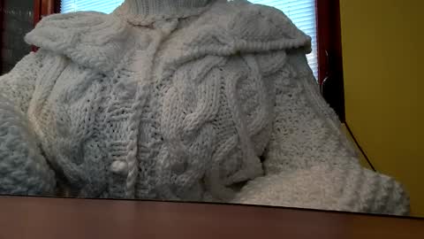 Snapshot of whitesweater chatting on October 8, 7:14 am whitesweater online show from October 8, 7:14 am