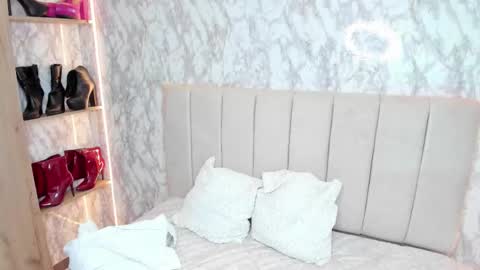 Snapshot of whitneyyfox chatting on September 22, 8:18 am whitneyyfox online show from September 22, 8:18 am