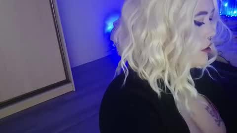 Snapshot of wickedxqueen chatting on October 15, 10:10 pm Laura  online show from October 15, 10:10 pm