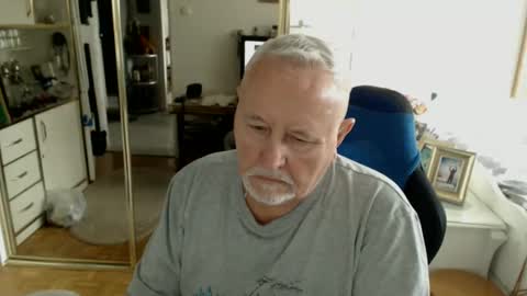 wlodek165 online show from April 2, 10:22 am