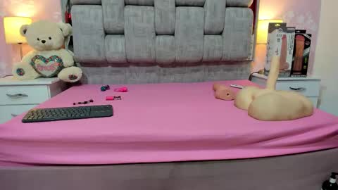 wonderkloe_ online show from December 13, 7:53 pm