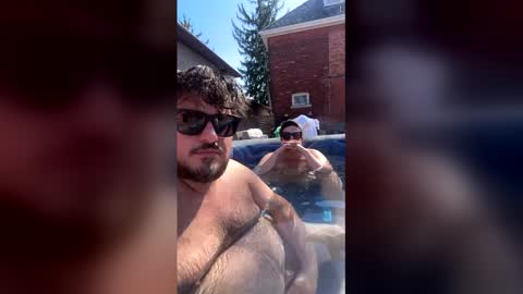 Vee online show from April 8, 7:39 pm