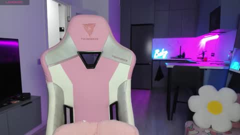 Emi online show from October 15, 4:08 pm