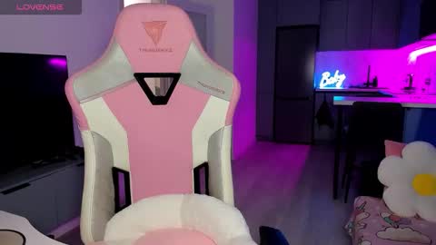 Emi online show from January 12, 6:04 pm