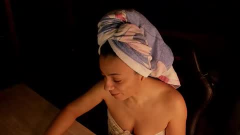 Lara online show from March 5, 10:30 pm