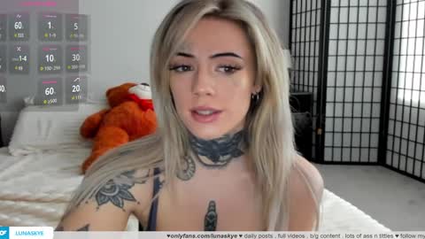 Snapshot of xlunaskye chatting on March 6, 12:54 am   online show from March 6, 12:54 am
