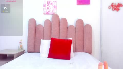 yara10_ online show from June 3, 2:33 pm