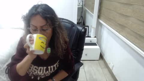 Snapshot of yessilatin chatting on October 9, 1:44 am jessy online show from October 9, 1:44 am