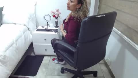 Snapshot of yessilatin chatting on February 14, 1:23 am jessy online show from February 14, 1:23 am