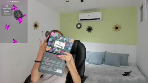 YEYE online show from December 14, 3:24 am