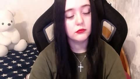 Snapshot of your_8a8y chatting on December 19, 9:18 am your_8a8y online show from December 19, 9:18 am