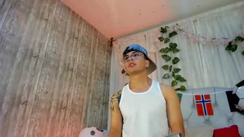 your_kitty_boy online show from June 19, 8:15 pm
