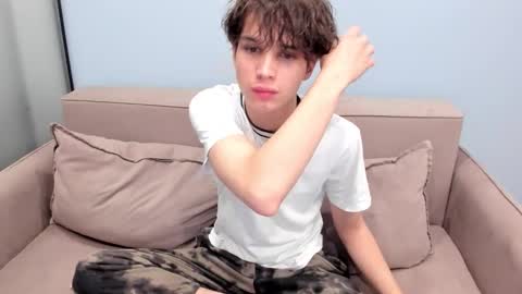 your_shy_guy online show from December 1, 5:05 am