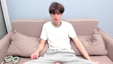 your_shy_guy online show from February 20, 7:32 am