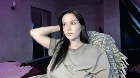 Snapshot of yourher0in chatting on October 6, 11:39 am Aida online show from October 6, 11:39 am