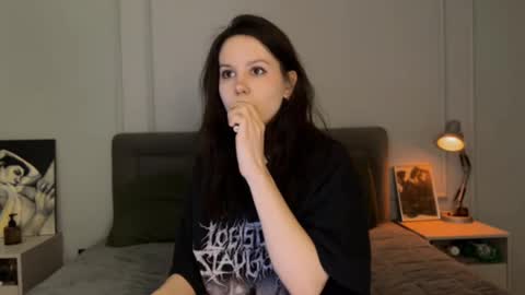 Snapshot of yourher0in chatting on February 22, 1:13 pm Aida online show from February 22, 1:13 pm