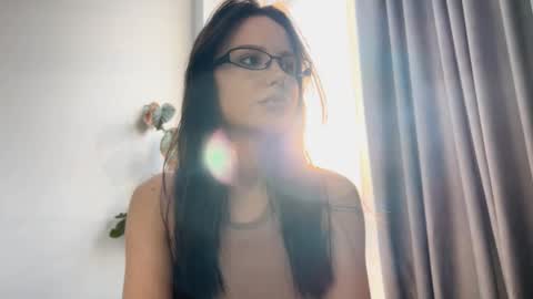 Snapshot of yourher0in chatting on March 6, 10:09 am Aida online show from March 6, 10:09 am