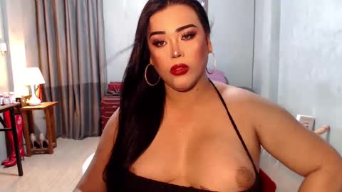 Snapshot of yourhighnesscassy chatting on December 5, 1:53 am Cassy online show from December 5, 1:53 am