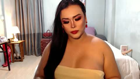 Snapshot of yourhighnesscassy chatting on December 19, 1:28 am Cassy online show from December 19, 1:28 am