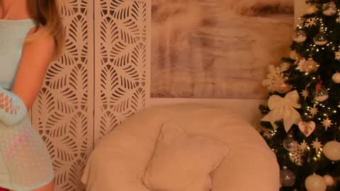 Snapshot of yourmidnightcoffee chatting on December 27, 8:50 pm Sarah online show from December 27, 8:50 pm