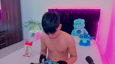 Snapshot of zacktorres_ chatting on October 10, 5:52 pm zacktorres_ online show from October 10, 5:52 pm