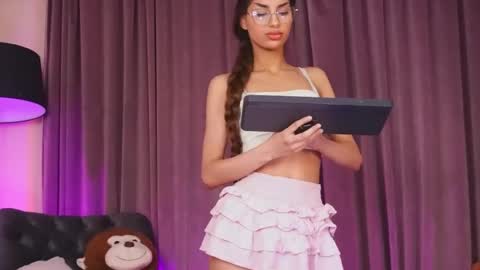 zariaavera online show from May 21, 7:53 pm