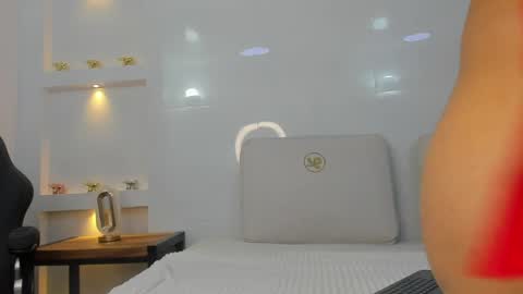 Zenda Evans online show from April 16, 3:39 am