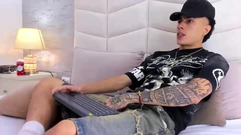 Snapshot of zeta_3 chatting on October 12, 4:27 am Sebas online show from October 12, 4:27 am