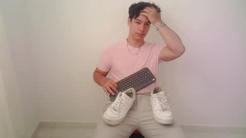 zeus_183 online show from May 12, 4:05 pm