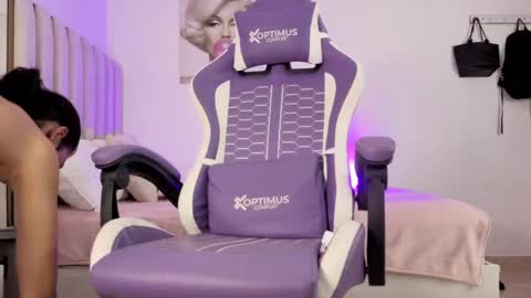 zoe_jhonson85 online show from April 24, 7:10 am