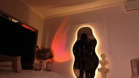 zoevidal_ online show from November 12, 11:56 am