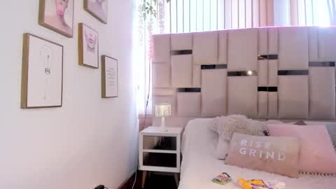 zoey thommpson online show from February 24, 8:23 pm