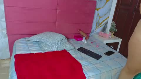 zully_fox online show from May 17, 10:46 am