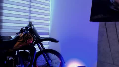 Snapshot of zyzz_1812 chatting on October 22, 5:25 pm zyzz_1812 online show from October 22, 5:25 pm