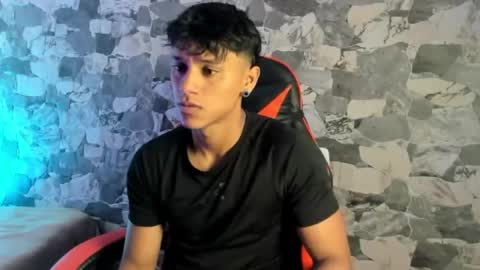 zyzz_1812 online show from May 19, 2:13 pm
